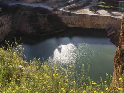 A farla da padrone � chiaramente l�inedito lago incastonato fra le pareti rocciose, sulla cui superficie calma e piatta si riflette il sole, creando particolari giochi di luci e colori